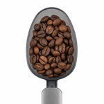 Cuchara-báscula digital Bornexfit midiendo granos de café